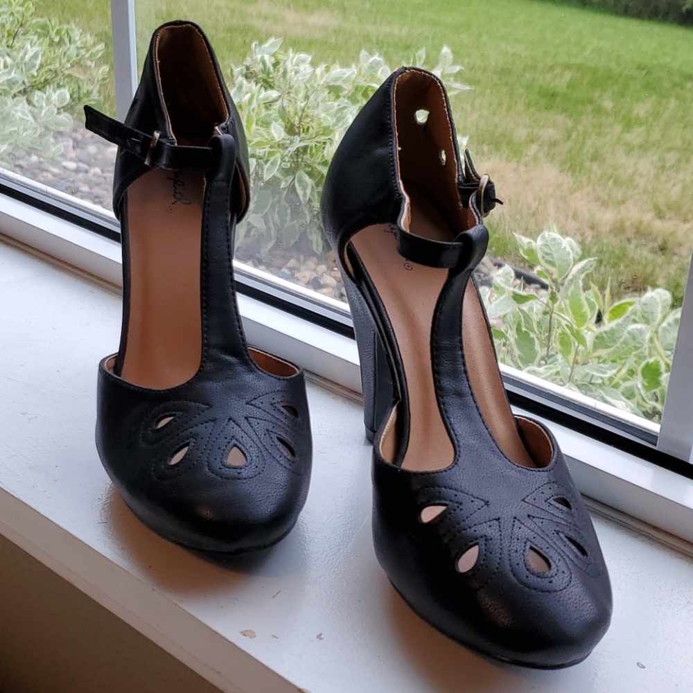 Qupid Mary Jane navy blue heels